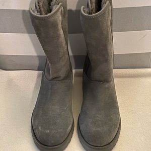 New Women’s UGG Amie Boot, size 7, Grey